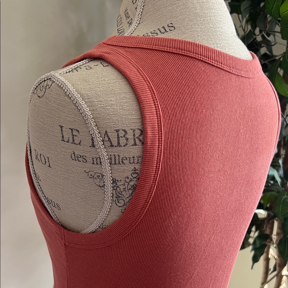 Perfect Basic Ribbed Coral Tank Top - Picture 3 of 4